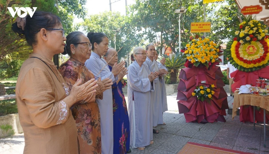 Ngày giỗ chung tri ân các Anh hùng liệt sĩ ở làng Đồng Di (TP Huế) Ngày giỗ chung tri ân các Anh hùng liệt sĩ ở làng Đồng Di (TP Huế)