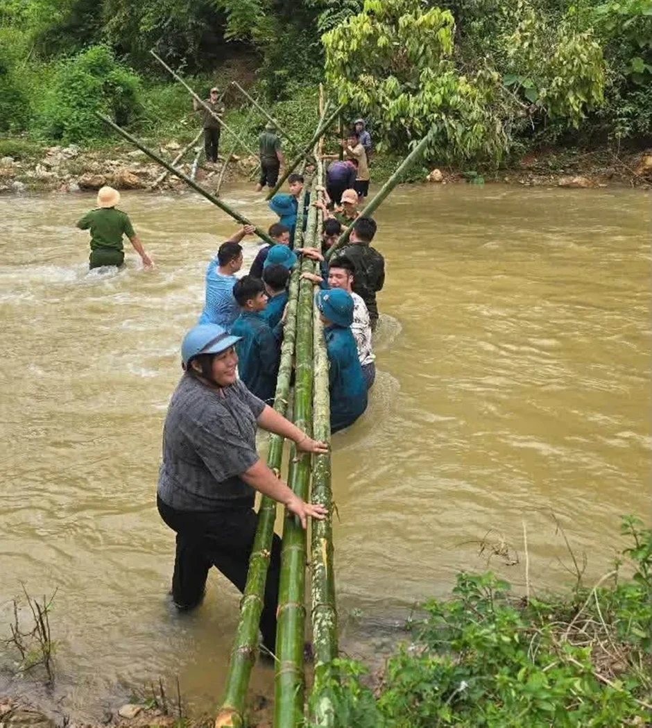 Nghệ An: 172 học sinh qua cầu tre dựng tạm trở lại trường bán trú Nghệ An: 172 học sinh qua cầu tre dựng tạm trở lại trường bán trú
