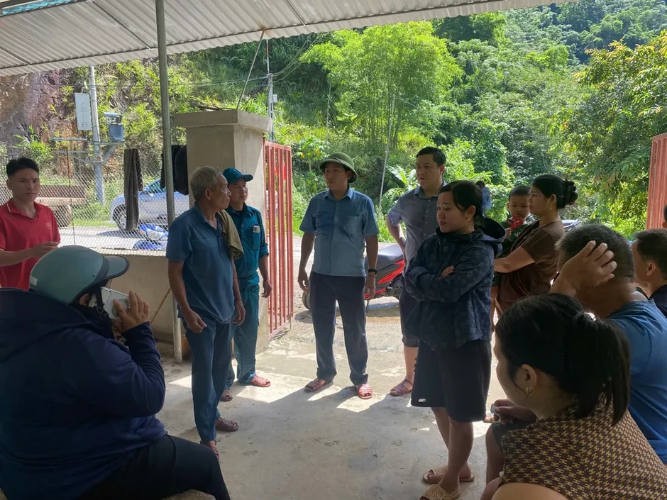 Nghệ An: 172 học sinh qua cầu tre dựng tạm trở lại trường bán trú Nghệ An: 172 học sinh qua cầu tre dựng tạm trở lại trường bán trú