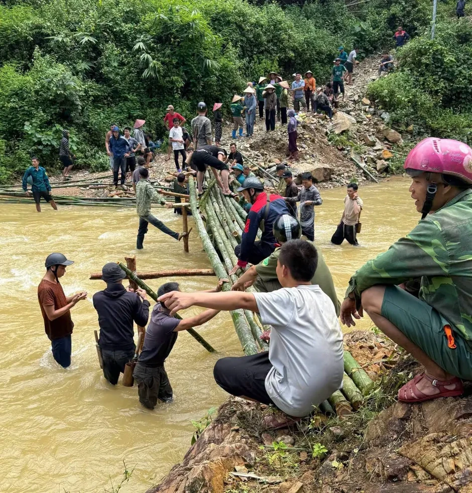 Nghệ An: 172 học sinh qua cầu tre dựng tạm trở lại trường bán trú Nghệ An: 172 học sinh qua cầu tre dựng tạm trở lại trường bán trú
