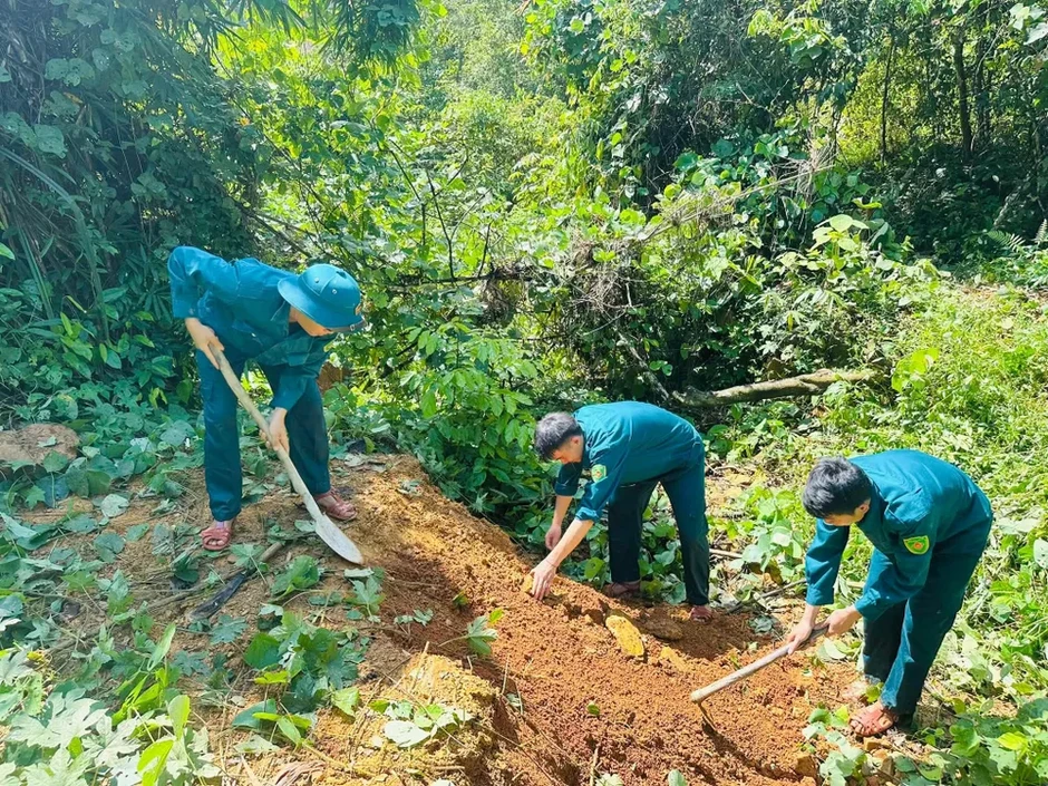 Nghệ An: 172 học sinh qua cầu tre dựng tạm trở lại trường bán trú Nghệ An: 172 học sinh qua cầu tre dựng tạm trở lại trường bán trú
