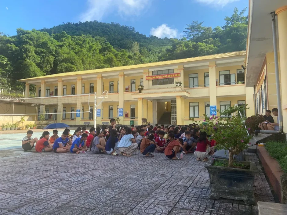 Nghệ An: 172 học sinh qua cầu tre dựng tạm trở lại trường bán trú Nghệ An: 172 học sinh qua cầu tre dựng tạm trở lại trường bán trú