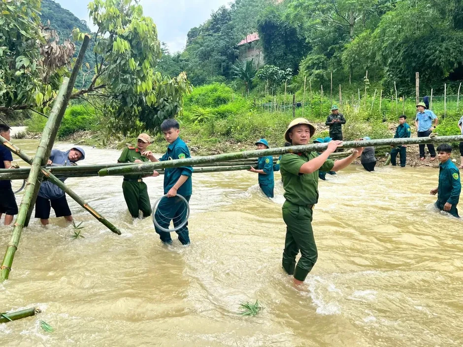 Nghệ An: 172 học sinh qua cầu tre dựng tạm trở lại trường bán trú Nghệ An: 172 học sinh qua cầu tre dựng tạm trở lại trường bán trú
