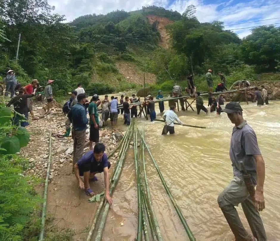 Nghệ An: 172 học sinh qua cầu tre dựng tạm trở lại trường bán trú Nghệ An: 172 học sinh qua cầu tre dựng tạm trở lại trường bán trú