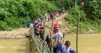 Nghệ An: 172 học sinh qua cầu tre dựng tạm trở lại trường bán trú