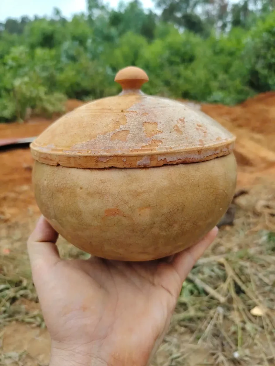 Nghệ An: Khai quật mộ gạch cổ phát lộ nhiều hiện vật Nghệ An: Khai quật mộ gạch cổ phát lộ nhiều hiện vật