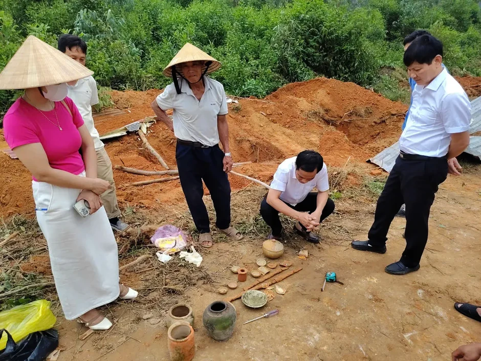 Nghệ An: Khai quật mộ gạch cổ phát lộ nhiều hiện vật Nghệ An: Khai quật mộ gạch cổ phát lộ nhiều hiện vật