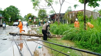 Nghệ An khẩn trương khắc phục sự cố mất điện do dông lốc