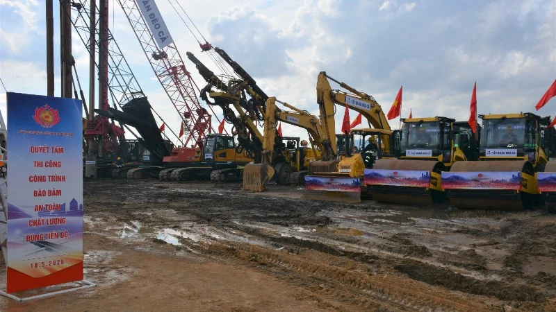 Nghệ An: Khởi công Dự án đầu tư xây dựng đường bộ cao tốc Vinh-Thanh Thủy Nghệ An: Khởi công Dự án đầu tư xây dựng đường bộ cao tốc Vinh-Thanh Thủy