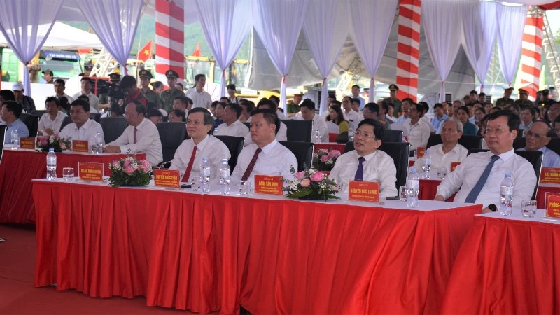 Nghệ An: Khởi công Dự án đầu tư xây dựng đường bộ cao tốc Vinh-Thanh Thủy Nghệ An: Khởi công Dự án đầu tư xây dựng đường bộ cao tốc Vinh-Thanh Thủy