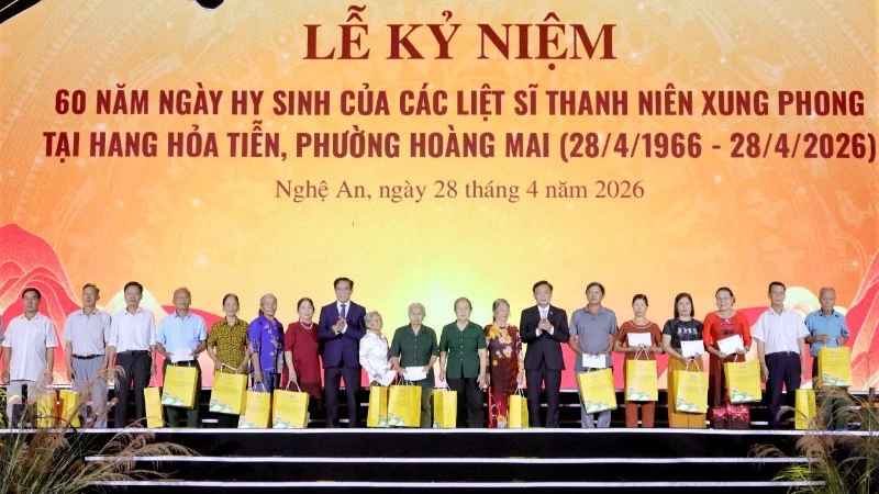 Nghệ An: Kỷ niệm 60 năm Ngày hy sinh của 33 liệt sĩ Thanh niên xung phong tại Hang Hỏa Tiễn Nghệ An: Kỷ niệm 60 năm Ngày hy sinh của 33 liệt sĩ Thanh niên xung phong tại Hang Hỏa Tiễn