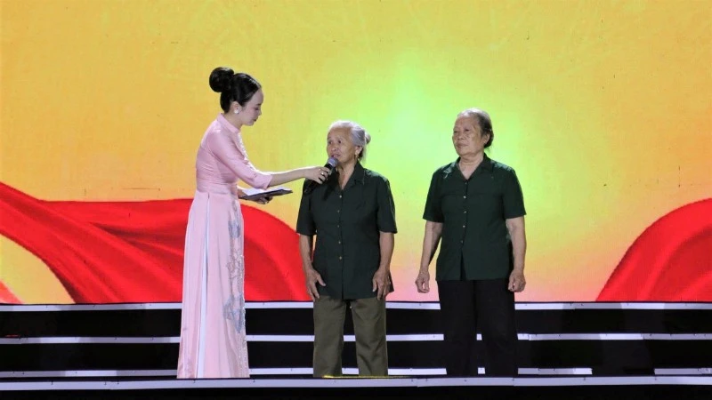 Nghệ An: Kỷ niệm 60 năm Ngày hy sinh của 33 liệt sĩ Thanh niên xung phong tại Hang Hỏa Tiễn Nghệ An: Kỷ niệm 60 năm Ngày hy sinh của 33 liệt sĩ Thanh niên xung phong tại Hang Hỏa Tiễn