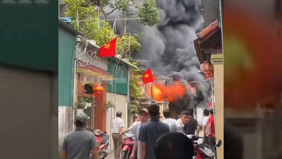 Nghệ An: Lửa bốc cháy ngùn ngụt, cột khói đen cao hàng chục mét ở nhà dân