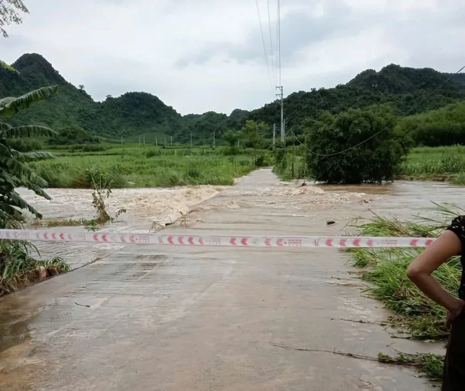 Nghệ An: Mưa lớn cuốn trôi đường tạm, gây ngập lụt, chia cắt cục bộ Nghệ An: Mưa lớn cuốn trôi đường tạm, gây ngập lụt, chia cắt cục bộ