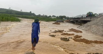 Nghệ An: Mưa lớn cuốn trôi đường tạm, gây ngập lụt, chia cắt cục bộ