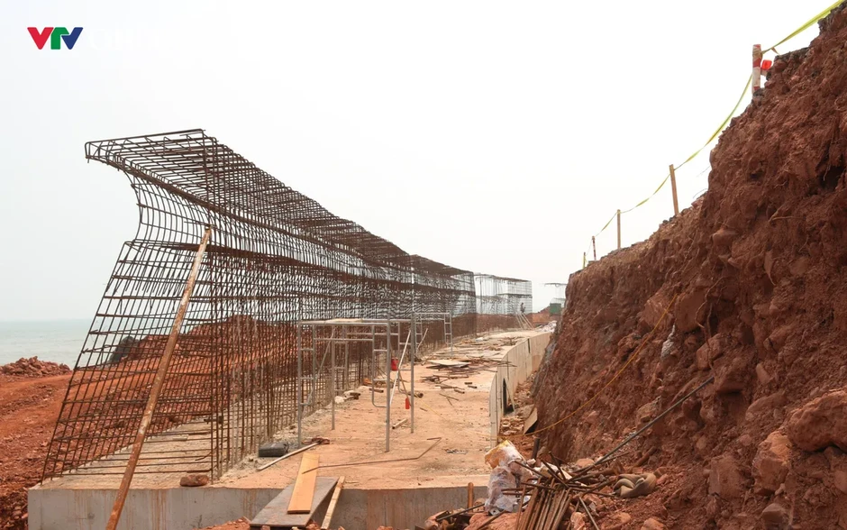 Nghệ An: Tăng tốc thi công tường chắn sóng ven biển trị giá 370 tỷ đồng Nghệ An: Tăng tốc thi công tường chắn sóng ven biển trị giá 370 tỷ đồng
