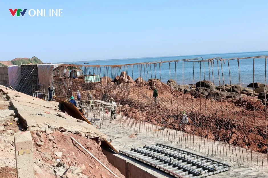 Nghệ An: Tăng tốc thi công tường chắn sóng ven biển trị giá 370 tỷ đồng Nghệ An: Tăng tốc thi công tường chắn sóng ven biển trị giá 370 tỷ đồng