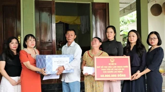 Nghệ An trao hỗ trợ thân nhân lao động tử vong ở nước ngoài