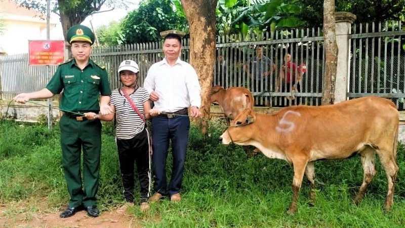 Nghệ An trao "cần câu" cho hộ dân có hoàn cảnh khó khăn ở vùng biên