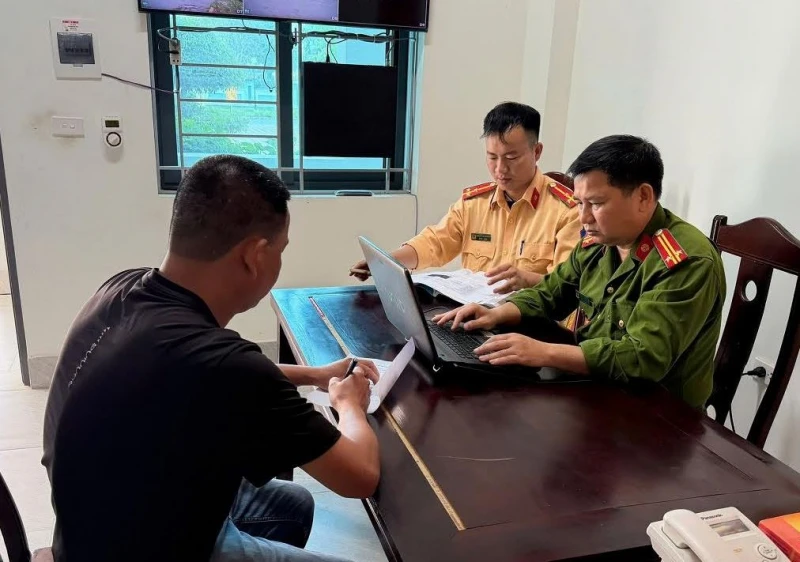 Nghệ An: Xử phạt hành chính chủ xe bán tải cản trở giao thông Nghệ An: Xử phạt hành chính chủ xe bán tải cản trở giao thông