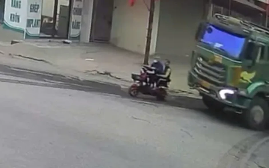 Nghe điện thoại khi lái xe, tài xế xe tải gây tai nạn khiến 2 người tử vong Nghe điện thoại khi lái xe, tài xế xe tải gây tai nạn khiến 2 người tử vong