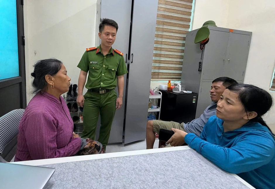 Nghe một cuộc điện thoại, cụ bà suýt mất 250 triệu đồng Nghe một cuộc điện thoại, cụ bà suýt mất 250 triệu đồng