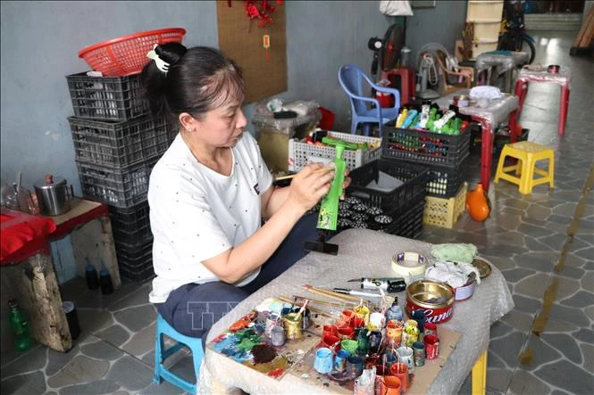 Nghệ nhân nữ bền bỉ giữ nét mực sơn mài Nghệ nhân nữ bền bỉ giữ nét mực sơn mài