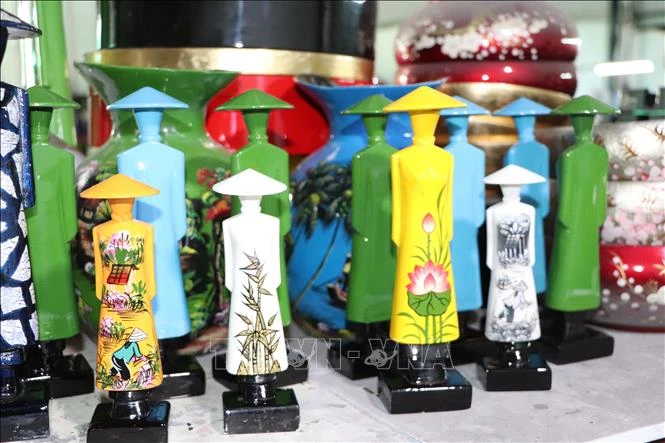 Nghệ nhân nữ bền bỉ giữ nét mực sơn mài Nghệ nhân nữ bền bỉ giữ nét mực sơn mài