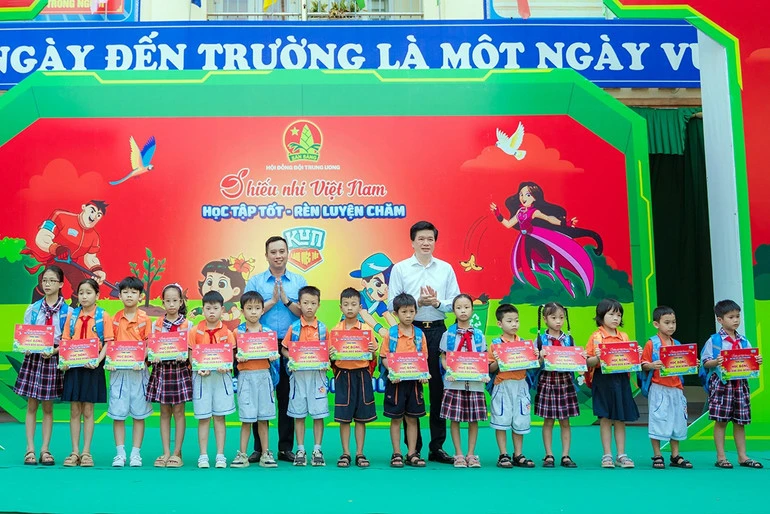 Nghệ sĩ nhân dân Xuân Bắc cùng hàng nghìn em nhỏ vui hội "Thiếu nhi Việt Nam-Học tập tốt, rèn luyện chăm" Nghệ sĩ nhân dân Xuân Bắc cùng hàng nghìn em nhỏ vui hội "Thiếu nhi Việt Nam-Học tập tốt, rèn luyện chăm"
