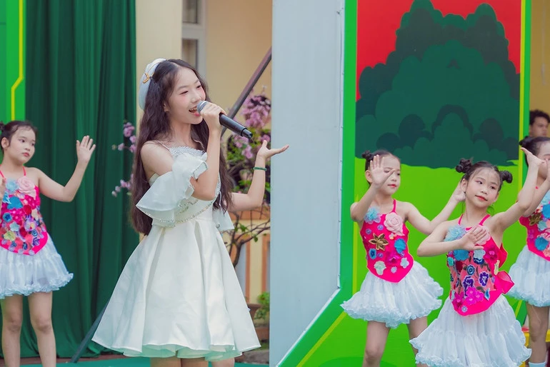 Nghệ sĩ nhân dân Xuân Bắc cùng hàng nghìn em nhỏ vui hội "Thiếu nhi Việt Nam-Học tập tốt, rèn luyện chăm" Nghệ sĩ nhân dân Xuân Bắc cùng hàng nghìn em nhỏ vui hội "Thiếu nhi Việt Nam-Học tập tốt, rèn luyện chăm"
