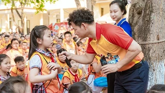 Nghệ sĩ nhân dân Xuân Bắc cùng hàng nghìn em nhỏ vui hội "Thiếu nhi Việt Nam-Học tập tốt, rèn luyện chăm"