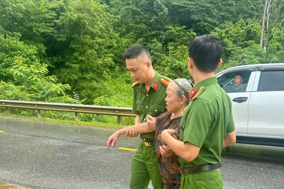 Nghe tiếng kêu cứu, chủ quán cà phê phóng xe 500m đón đầu dòng lũ cứu người