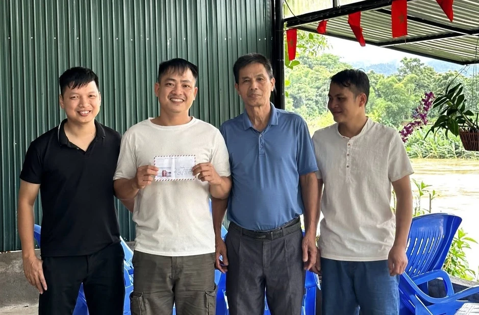 Nghe tiếng kêu cứu, chủ quán cà phê phóng xe 500m đón đầu dòng lũ cứu người