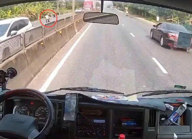 Nghĩa cử cao đẹp của tài xế dừng xe, cứu cháu bé khi đứng giữa Quốc lộ 1A Nghĩa cử cao đẹp của tài xế dừng xe, cứu cháu bé khi đứng giữa Quốc lộ 1A