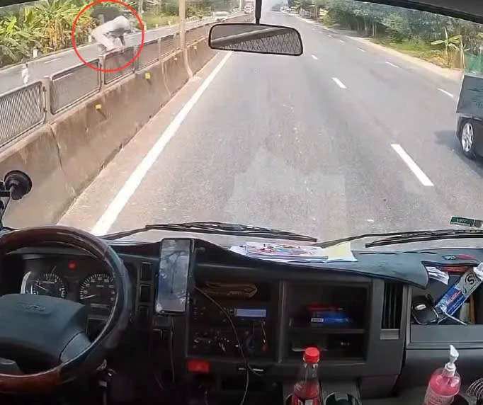 Nghĩa cử cao đẹp của tài xế dừng xe, cứu cháu bé khi đứng giữa Quốc lộ 1A Nghĩa cử cao đẹp của tài xế dừng xe, cứu cháu bé khi đứng giữa Quốc lộ 1A