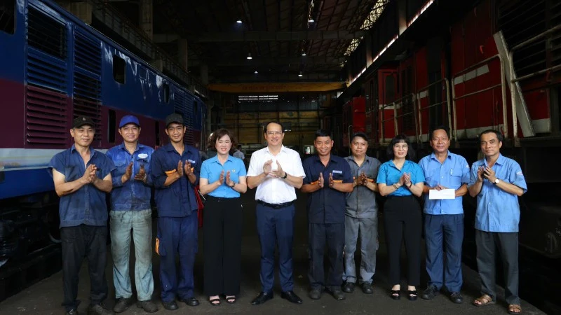 Nghĩa tình ngành đường sắt trên những cung đường gian khó Nghĩa tình ngành đường sắt trên những cung đường gian khó