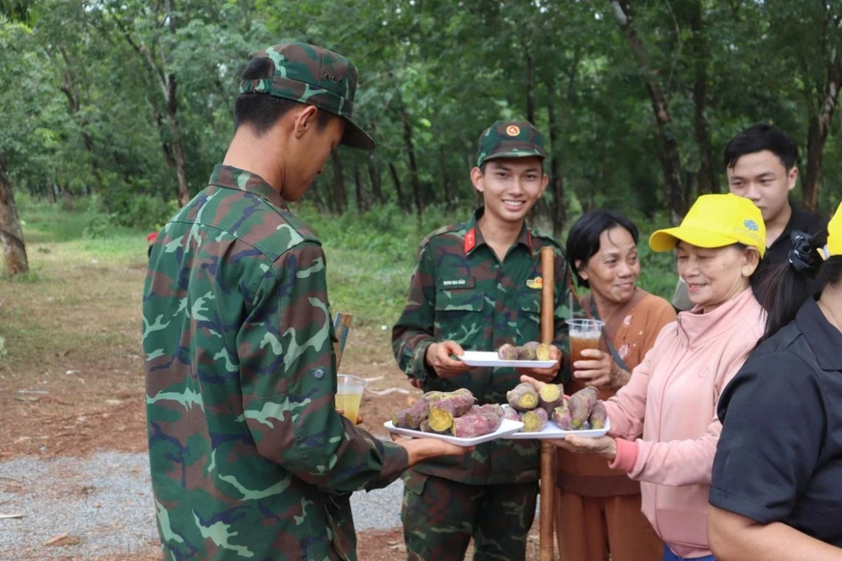 Nghĩa tình quân dân tiếp sức thực hiện nhiệm vụ thiêng liêng Nghĩa tình quân dân tiếp sức thực hiện nhiệm vụ thiêng liêng