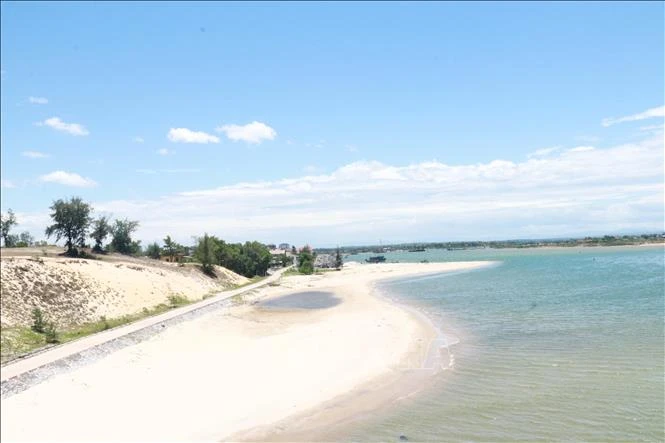 Ngư dân chật vật đưa tàu ra vào cửa biển Cửa Tùng Ngư dân chật vật đưa tàu ra vào cửa biển Cửa Tùng