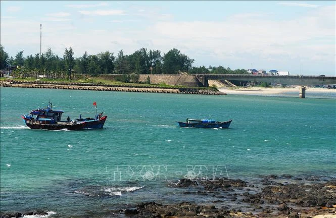 Ngư dân chật vật đưa tàu ra vào cửa biển Cửa Tùng Ngư dân chật vật đưa tàu ra vào cửa biển Cửa Tùng