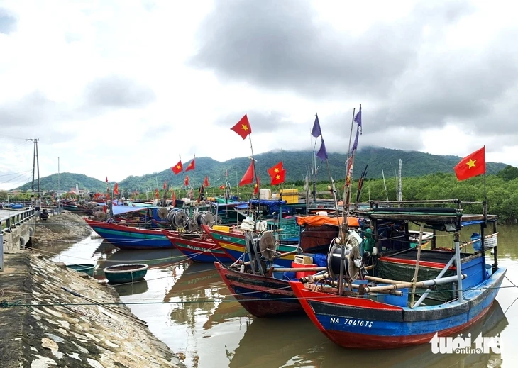 Ngư dân Hà Tĩnh sắp xếp chuyến đi biển để kịp tham gia ngày hội bầu cử