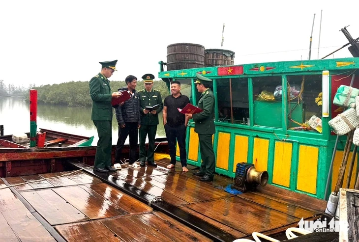 Ngư dân Hà Tĩnh sắp xếp chuyến đi biển để kịp tham gia ngày hội bầu cử