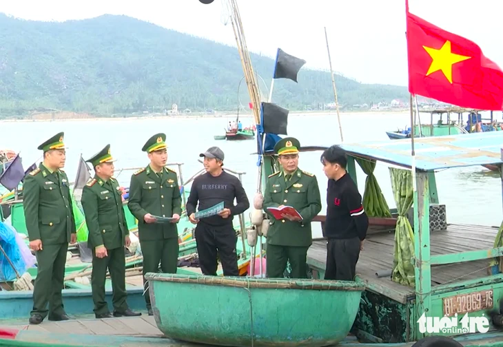 Ngư dân Hà Tĩnh sắp xếp chuyến đi biển để kịp tham gia ngày hội bầu cử