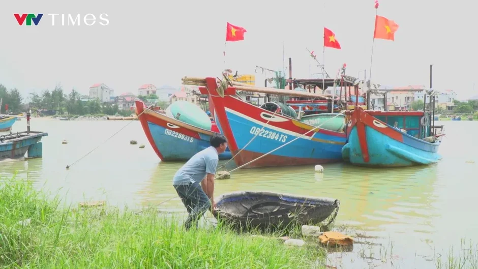 Ngư dân Quảng Trị “canh nước” ra khơi vì cửa lạch bị bồi lấp Ngư dân Quảng Trị “canh nước” ra khơi vì cửa lạch bị bồi lấp