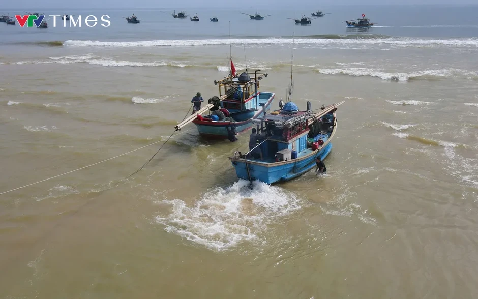 Ngư dân Quảng Trị “canh nước” ra khơi vì cửa lạch bị bồi lấp Ngư dân Quảng Trị “canh nước” ra khơi vì cửa lạch bị bồi lấp