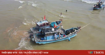 Ngư dân Quảng Trị “canh nước” ra khơi vì cửa lạch bị bồi lấp