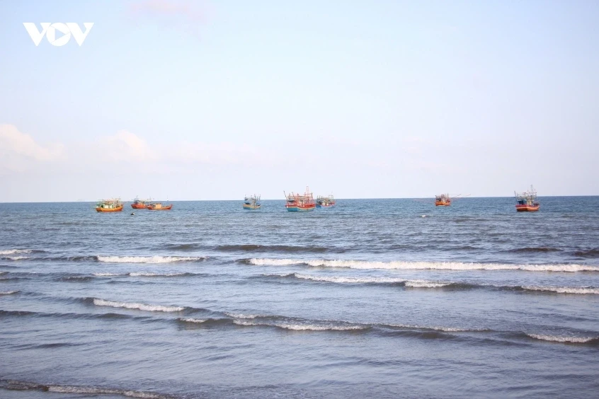 Ngư dân rơi xuống biển khi tàu đang trên đường vào bờ Ngư dân rơi xuống biển khi tàu đang trên đường vào bờ