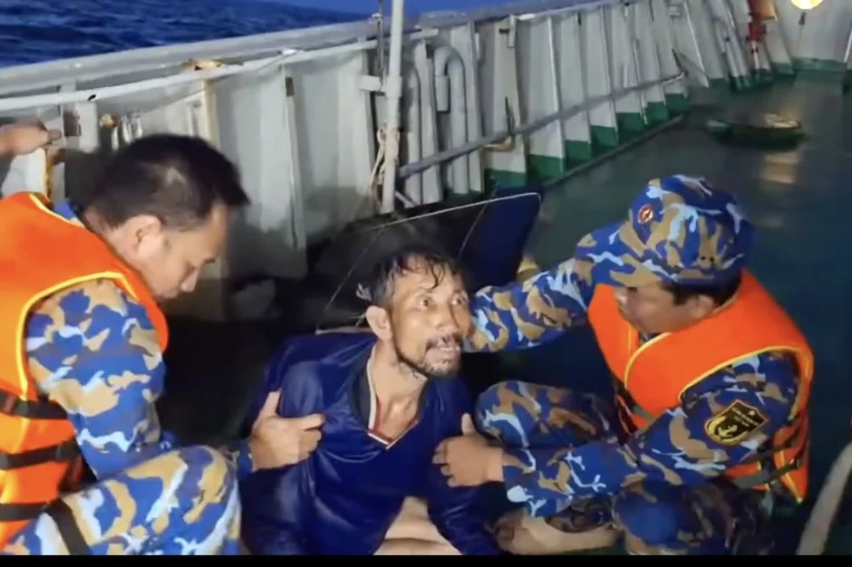 Ngư dân sống sót sau 4 ngày trôi dạt giữa biển: 'Động lực của tôi là hai đứa con' Ngư dân sống sót sau 4 ngày trôi dạt giữa biển: 'Động lực của tôi là hai đứa con'