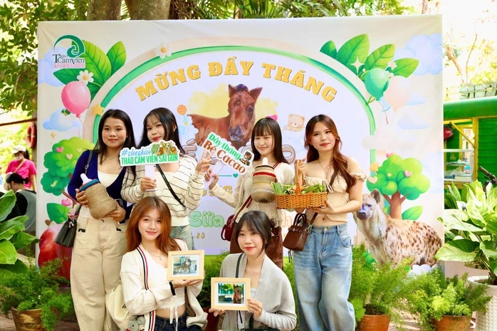 Ngựa lùn Cacao khỏe mạnh sau 1 tháng tuổi tại Thảo Cầm Viên Ngựa lùn Cacao khỏe mạnh sau 1 tháng tuổi tại Thảo Cầm Viên