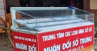 Người bán vé số nghèo khổ mất tiền vì đại lý in nhầm kết quả trúng thưởng