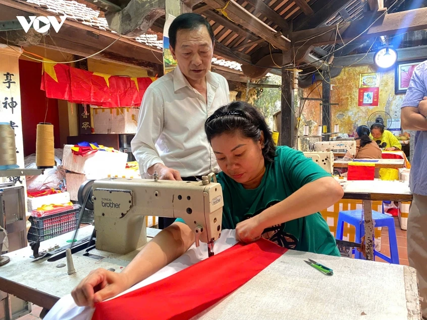 Người bền bỉ “mở lối” cho người khuyết tật bằng nghề may cờ Người bền bỉ “mở lối” cho người khuyết tật bằng nghề may cờ
